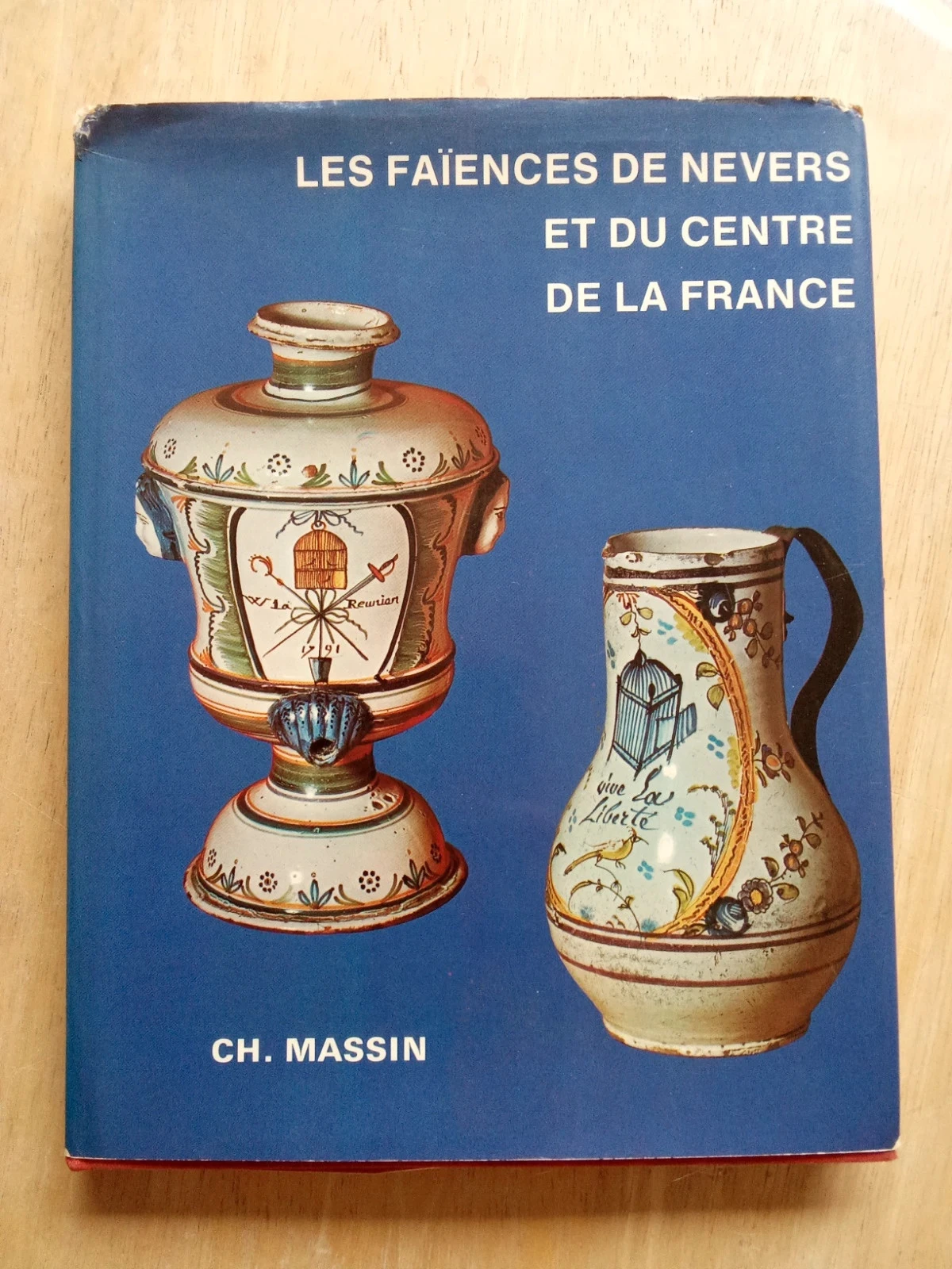 Les faïences de Nevers et du centre de la France, par Solange de Plas